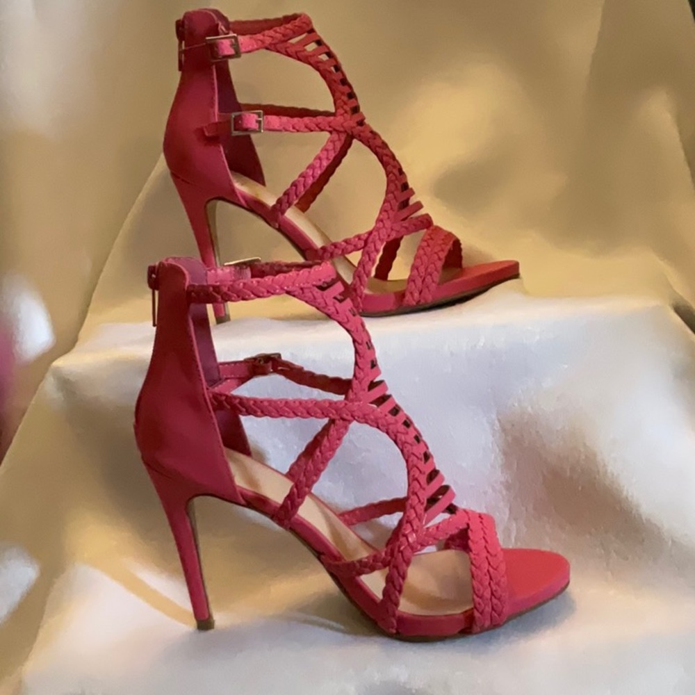 1 PRS SIZES 7 MY DELICIOUS SHOES ROSE COLOR HEELS.